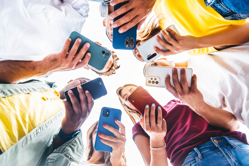 schüler mit smartphones